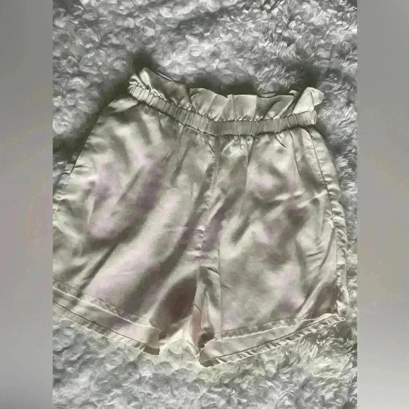 H&M cream shorts - Picture 3 of 10